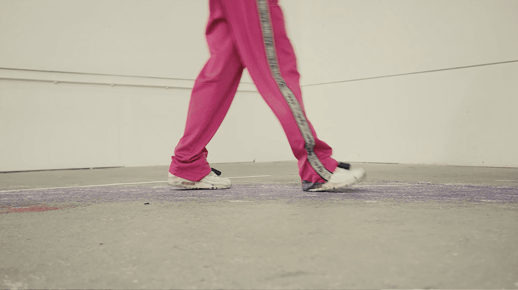performance artist lisette ros with australian aussie gabber pants while walking in circles, elk rondje is anders, gabber nederland